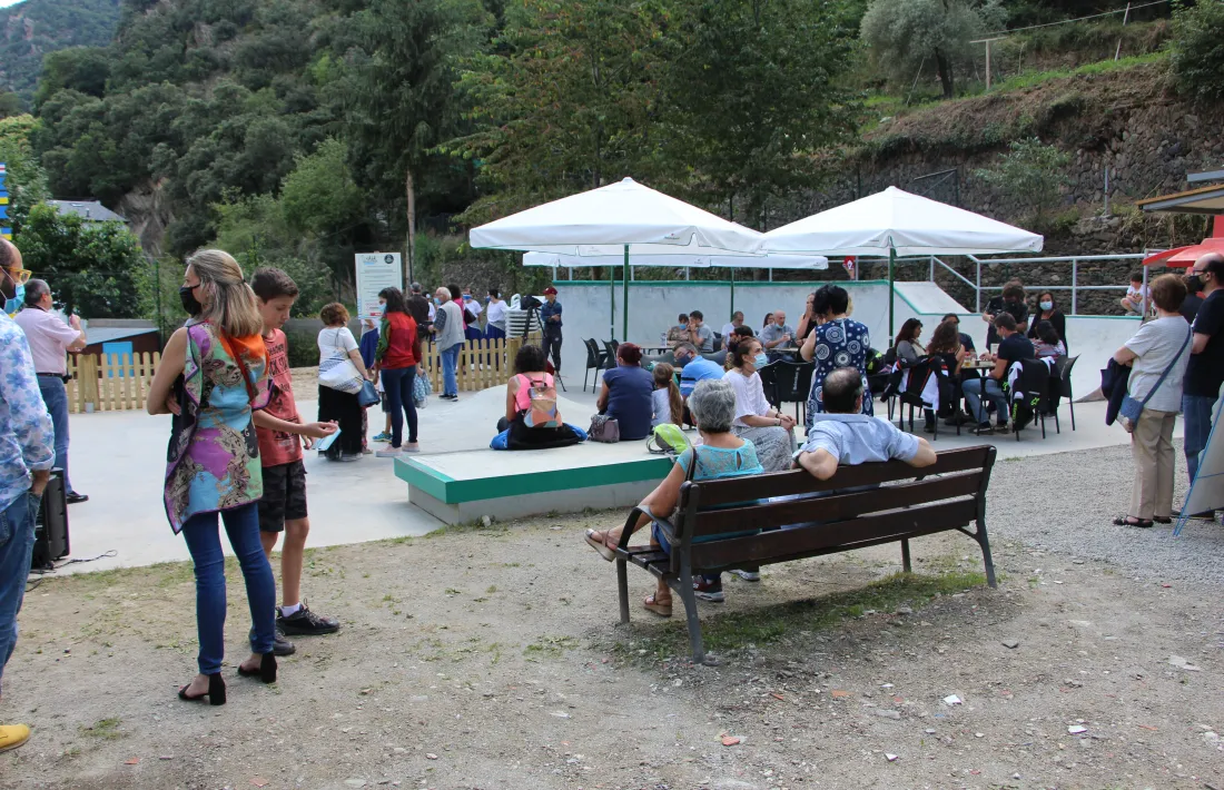 Ciutadans en la inauguració de la Cala laurediana.