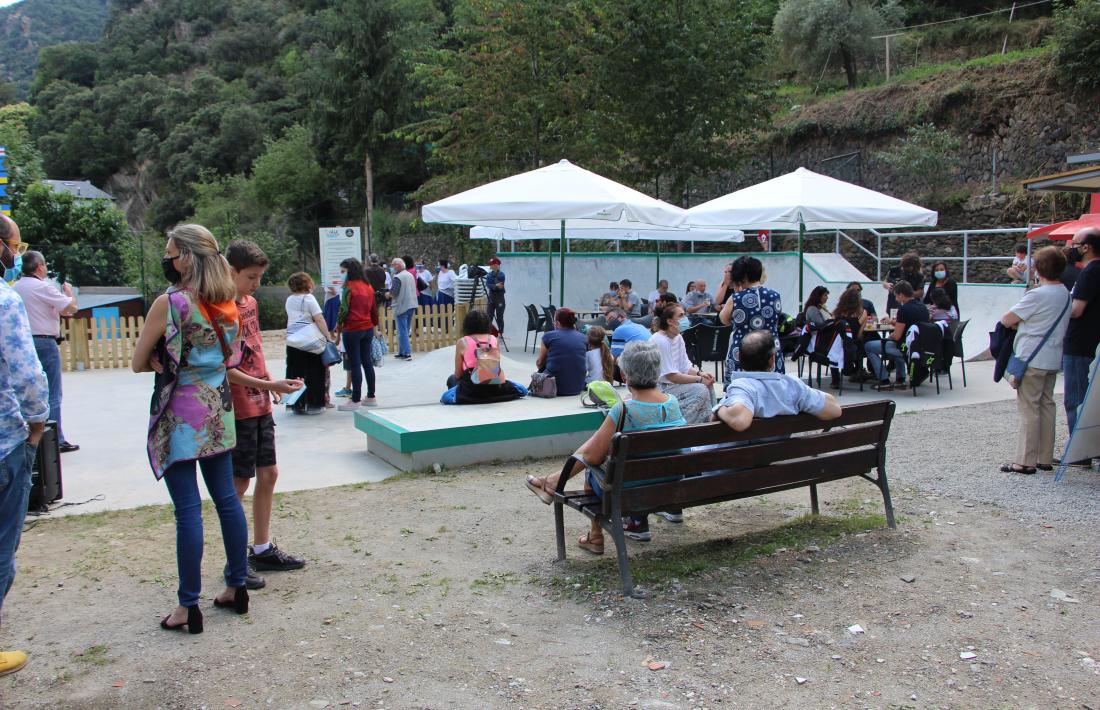 Ciutadans en la inauguració de la Cala laurediana.