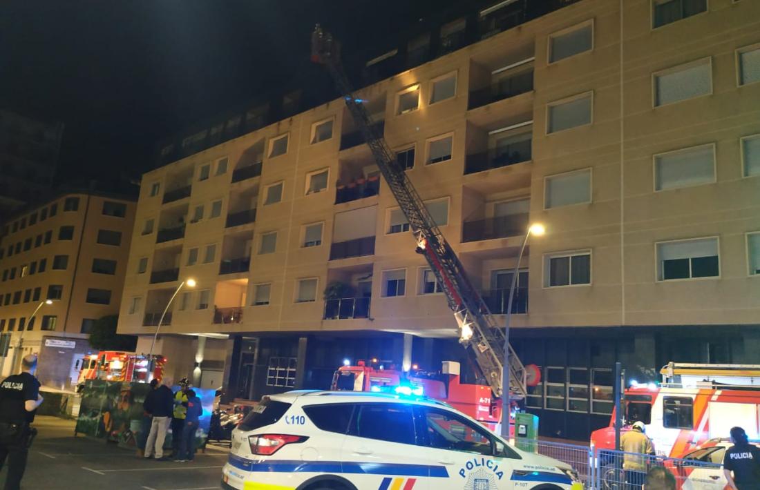 L'incendi es va produir en un àtic del carrer Pompeu Fabra.