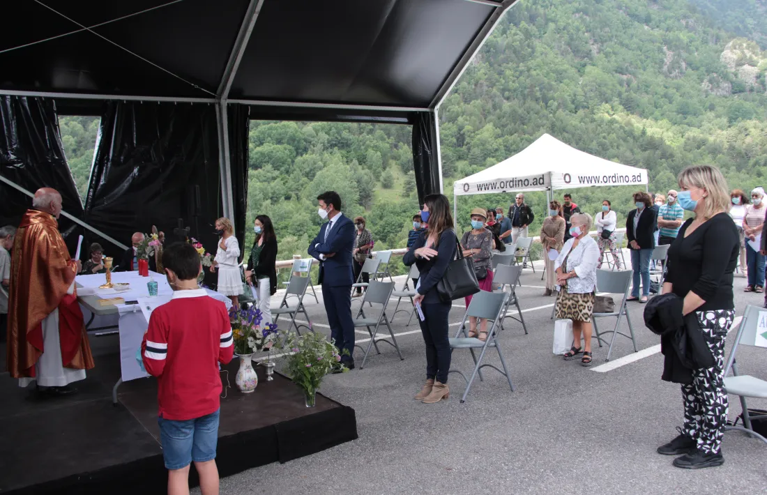 Missa de Sant Pere a l'aparcament comunal Prada del Serrat.