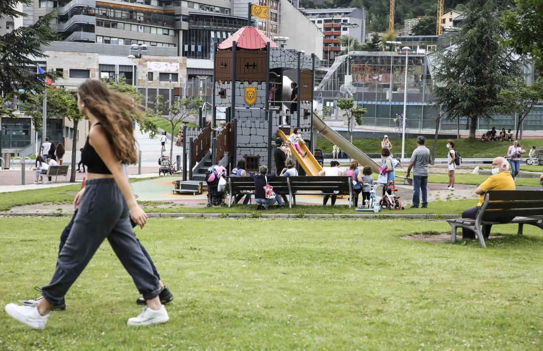 La zona de jocs infantils del parc del Prat del Roure ahir a la tarda.