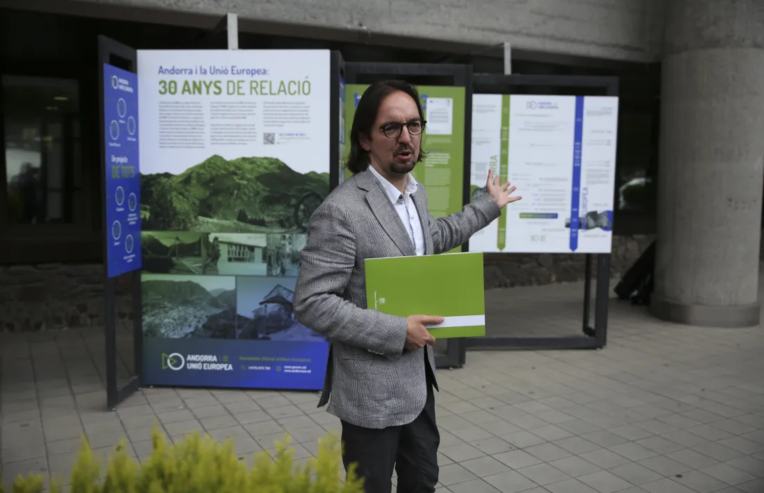 Landry Riba amb els planells, ahir.