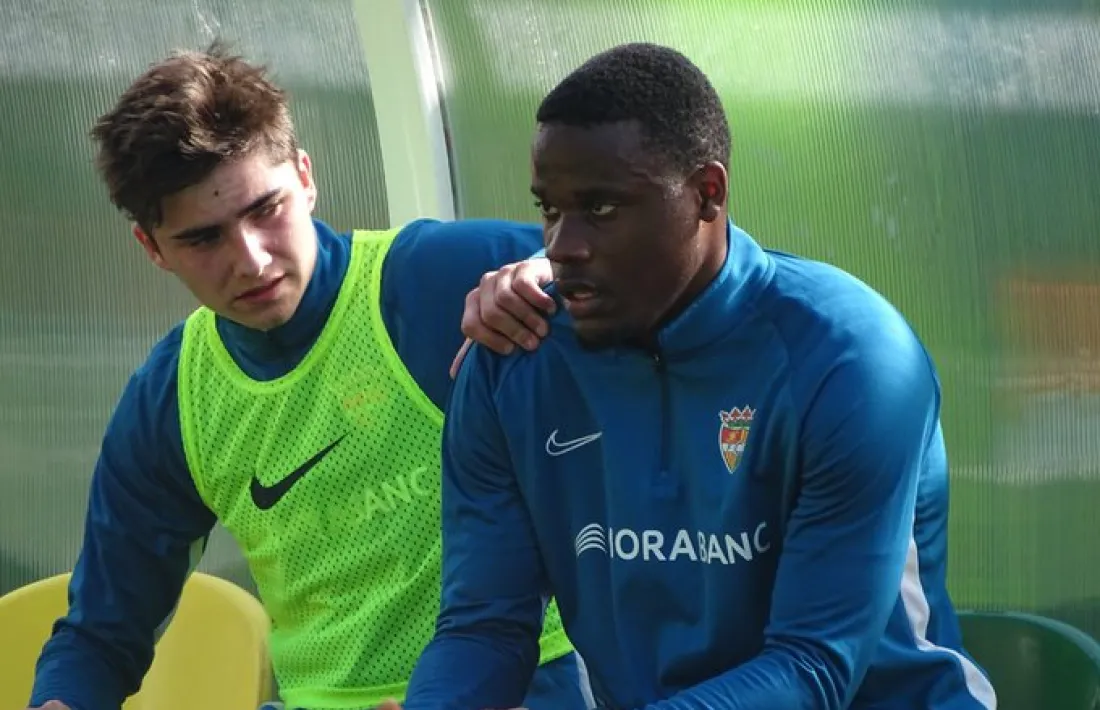 Aimery Pinga, al costat d’Iker Goujón, a la banqueta tricolor, en un entrenament.