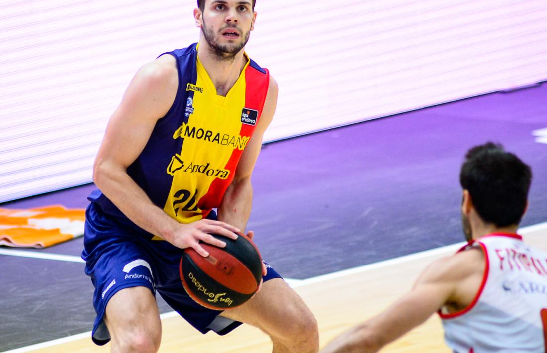 Dejan Todorovic defensat en una jugada de la fase final per Bruno Fitipaldo.