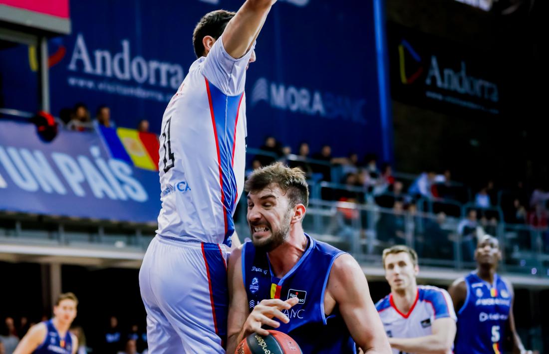 Dejan Musli, en una acció ofensiva defensat per Dejan Kravic, del Monbus Obradoiro. 