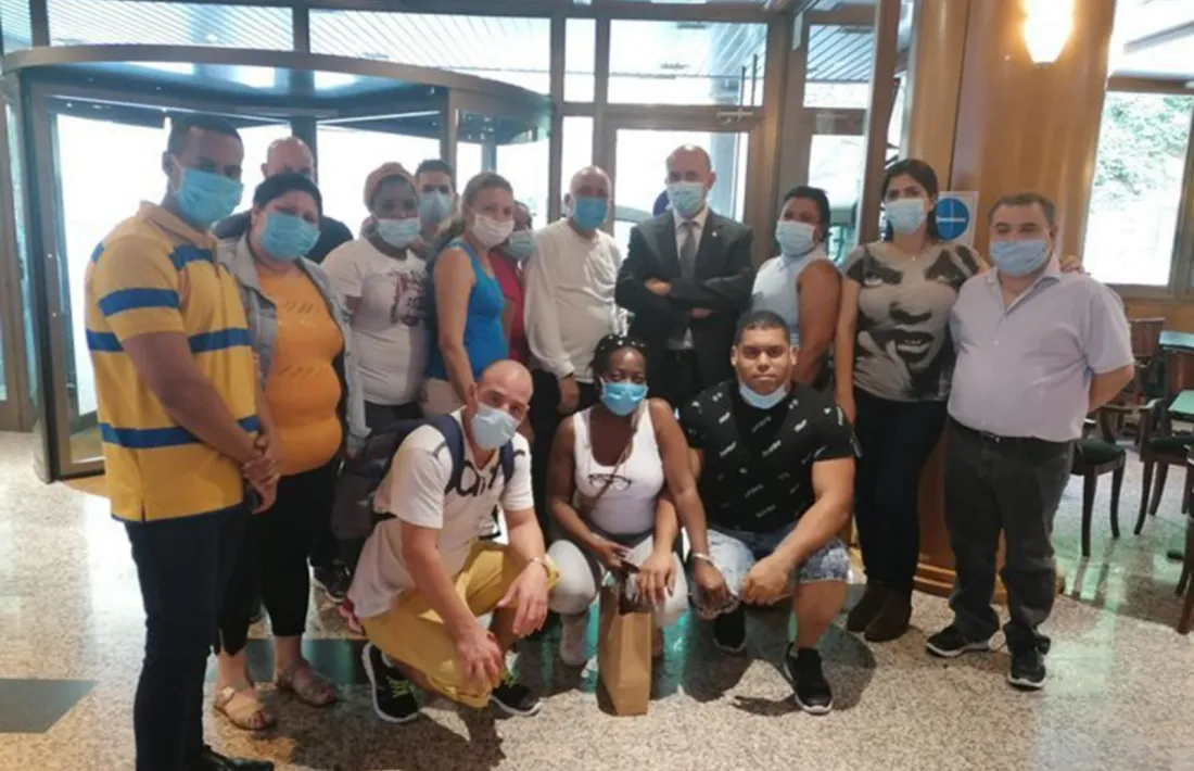 Els professionals cubans amb el ministre de Salut, Joan Martínez Benazet, en el seu comiat.