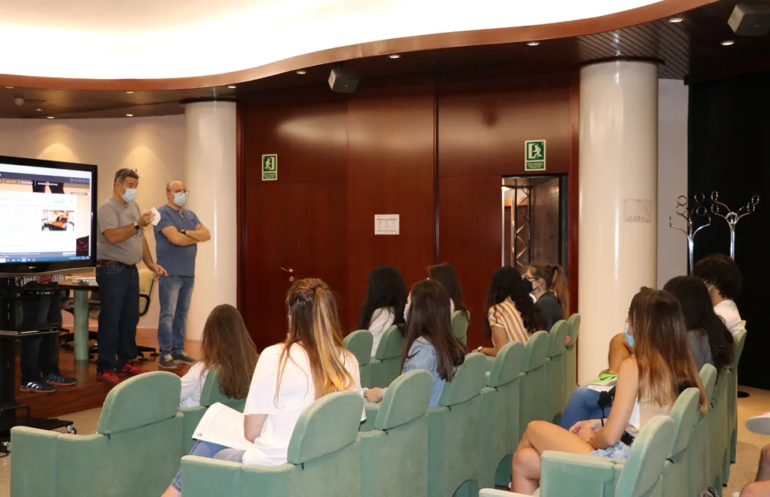 Un moment de l'acte de benvinguda als joves que treballaran aquest estiu a Encamp.
