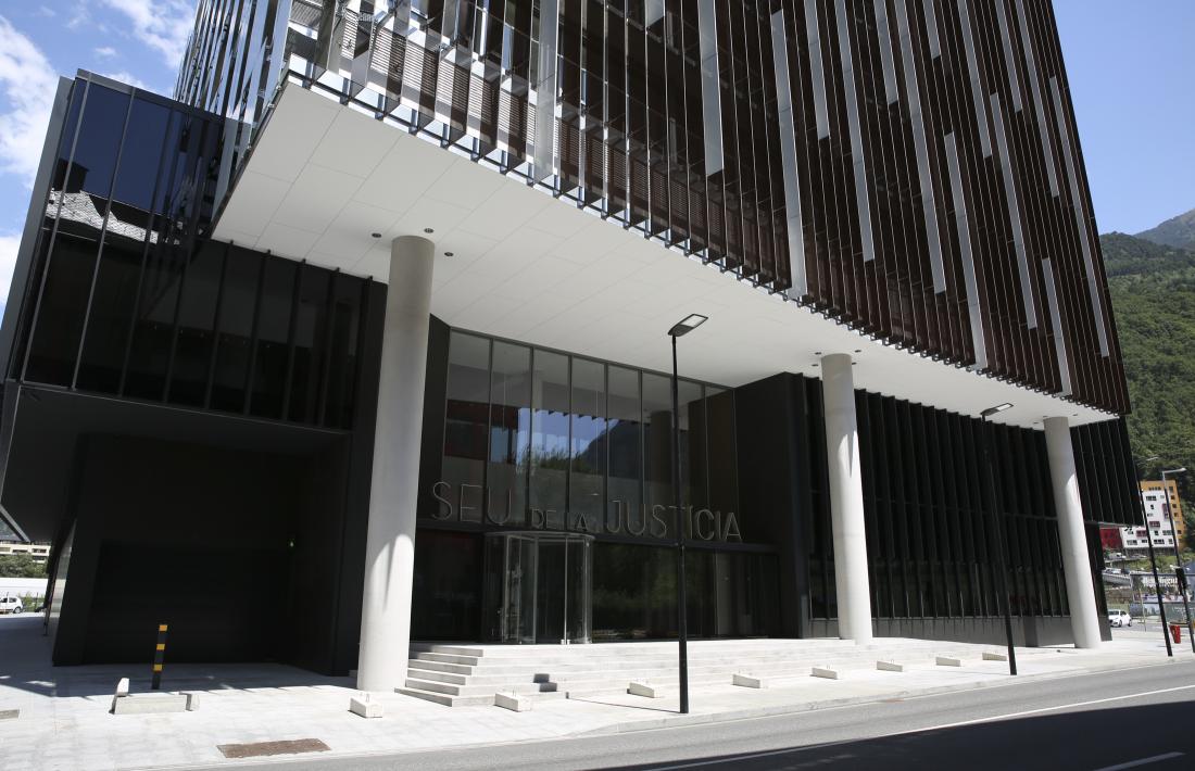 Projectat per Pere Espuga, l’edifici consta de dos soterranis, planta baixa i set plantes.