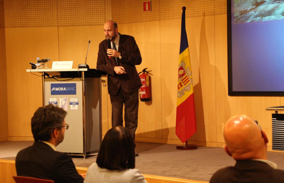 El catedràtic del departament d'Enginyeria Química i de l'Institut de Tècniques Energètiques de la Universitat Politècnica de Catalunya, Jordi Llorca, en la xerrada de l'any passat. 
