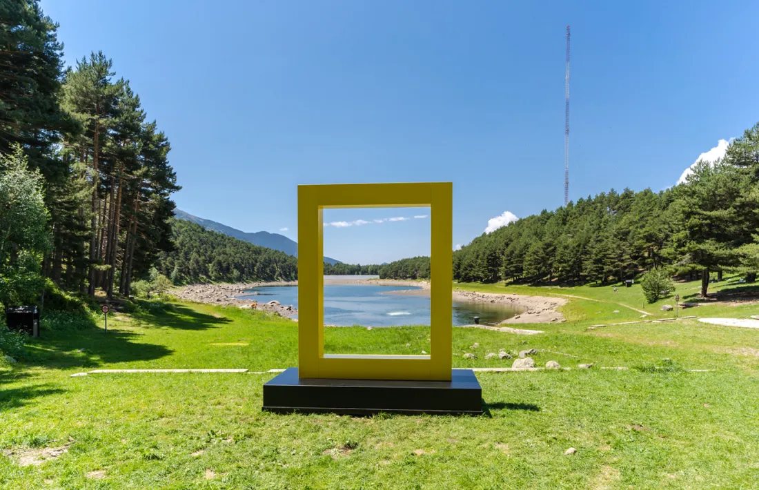 El popular marc groc de National Geographic, al llac d'Engolasters.