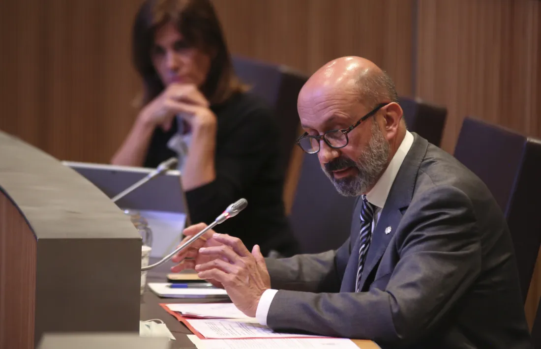 El ministre de Salut, Joan Martínez Benazet, respon a les preguntes que li van formular ahir els consellers generals.