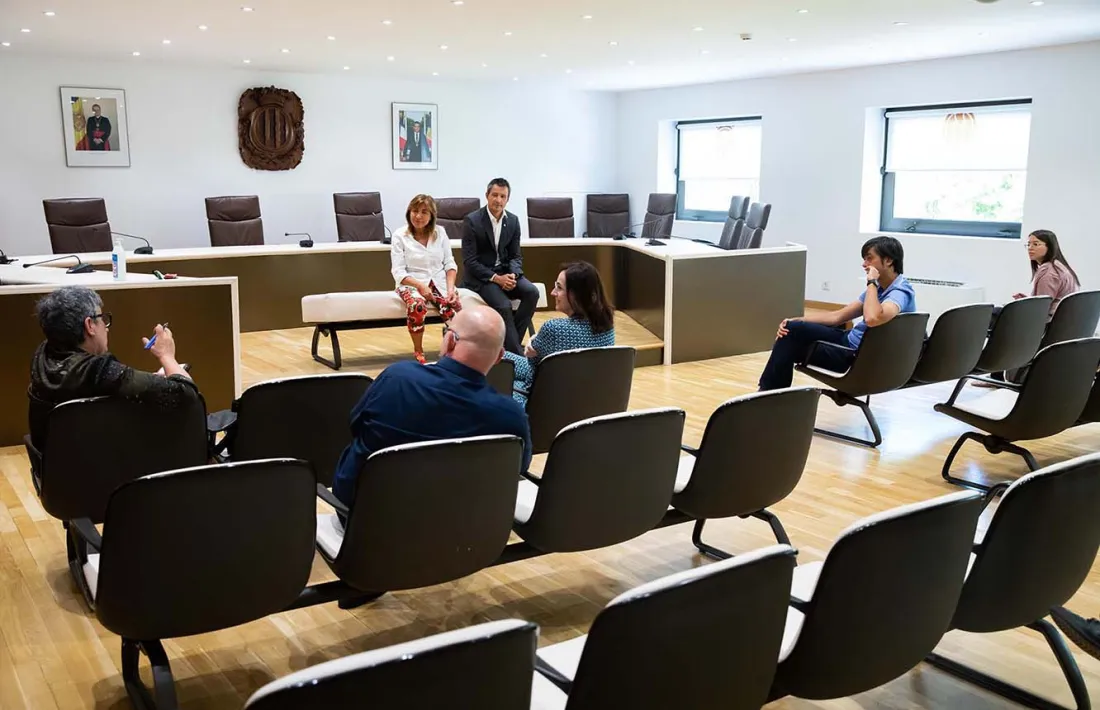 Un moment de la reunió dels cònsols d'Andorra la Vella, Conxita Marsol i David Astrié, amb els comerciants.