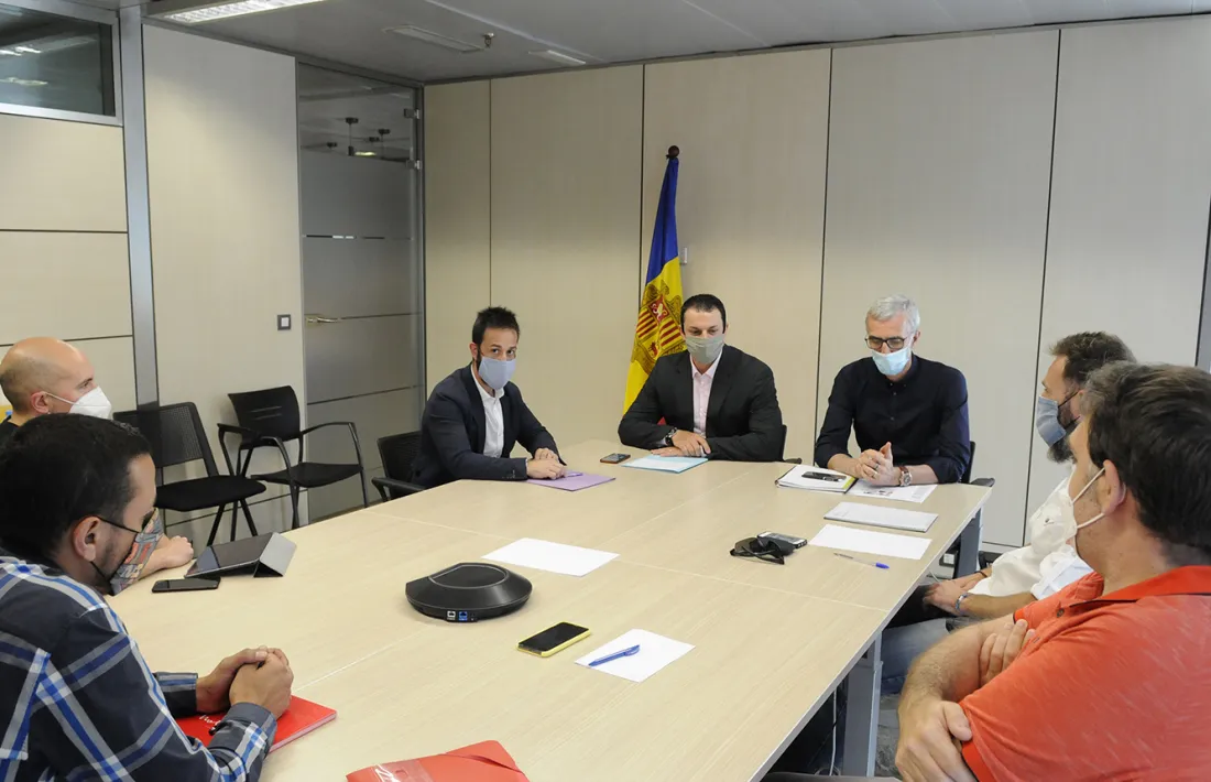 El ministre de Presidència, Economia i Empresa, Jordi Gallardo, i el secretari d’Estat d’Economia, Èric Bartolomé, durant la trobada amb els representants dels taxistes.