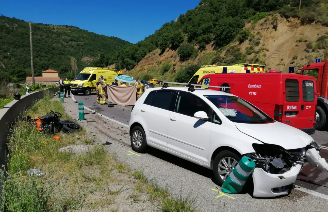 Els dos vehicles sinistrats en l’accident a Pont de Bar, ahir.