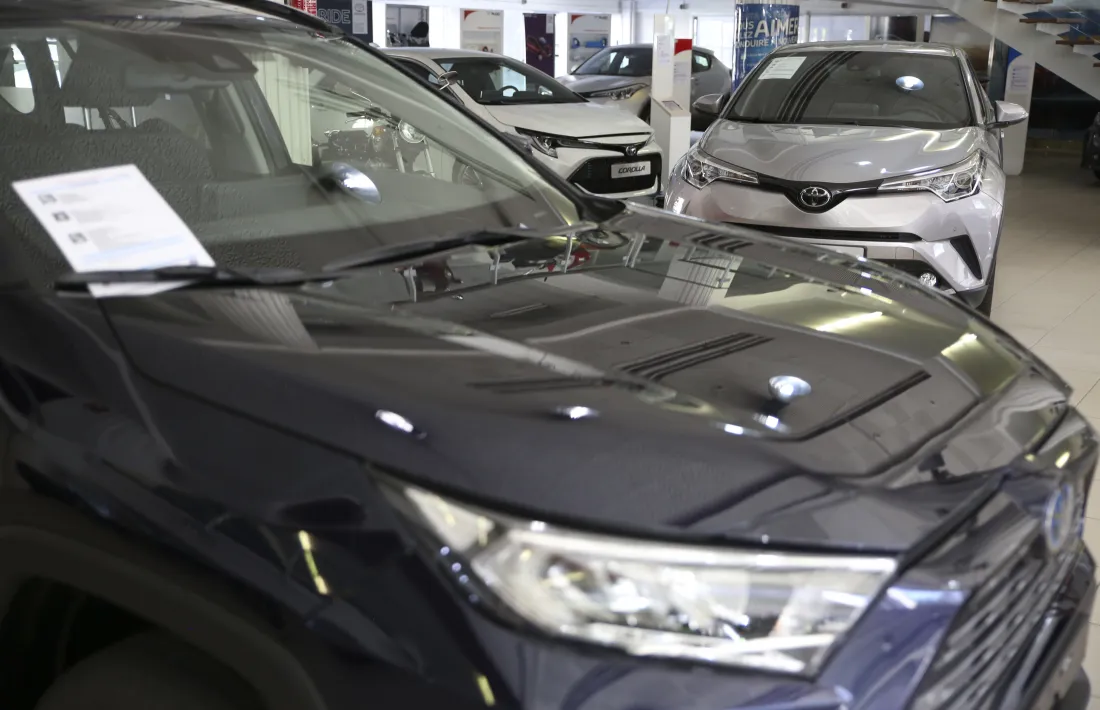 Un concessionari de vehicles esperant ser adquirits.