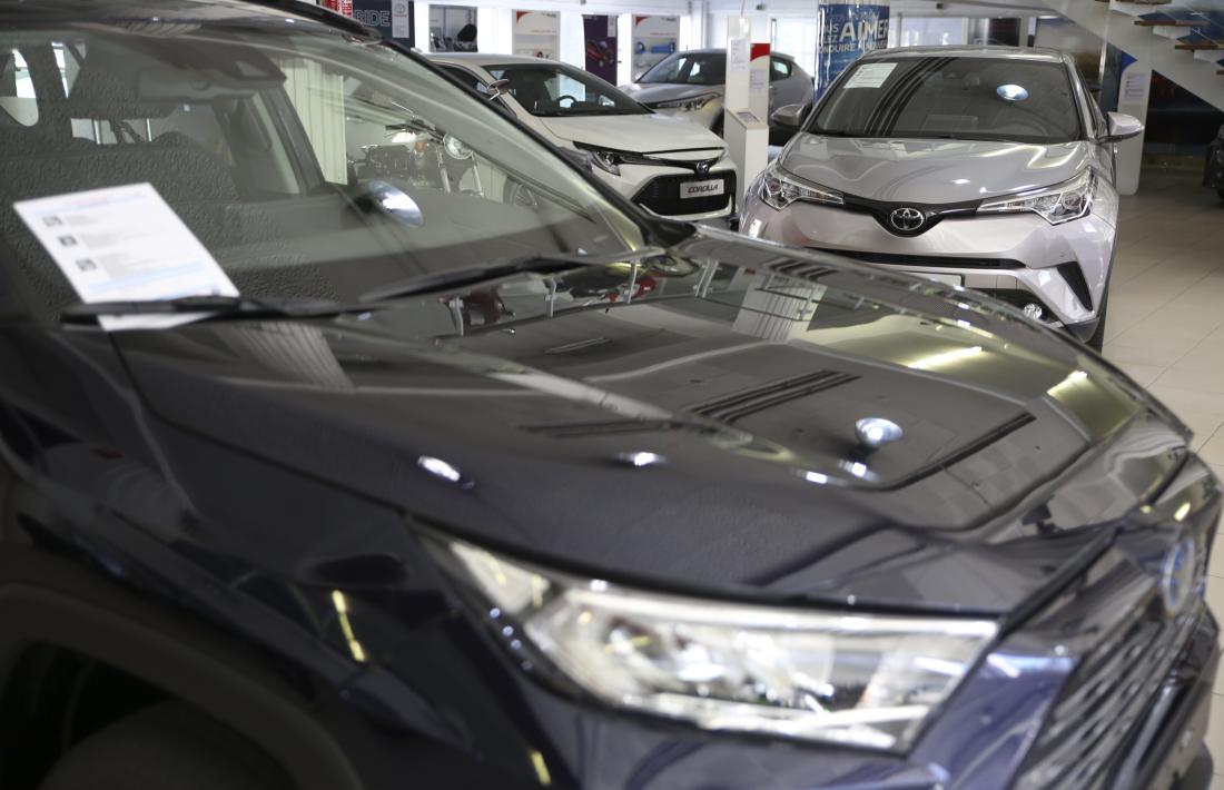 Un concessionari de vehicles esperant ser adquirits.