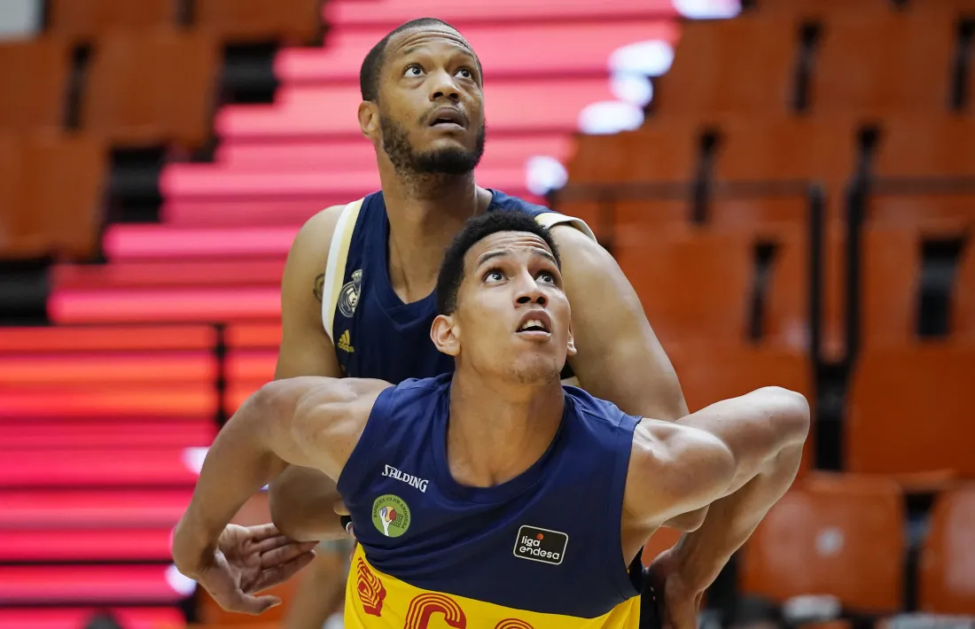'Tyson' Pérez defensa la posició en un rebot amb Anthony Randolph.