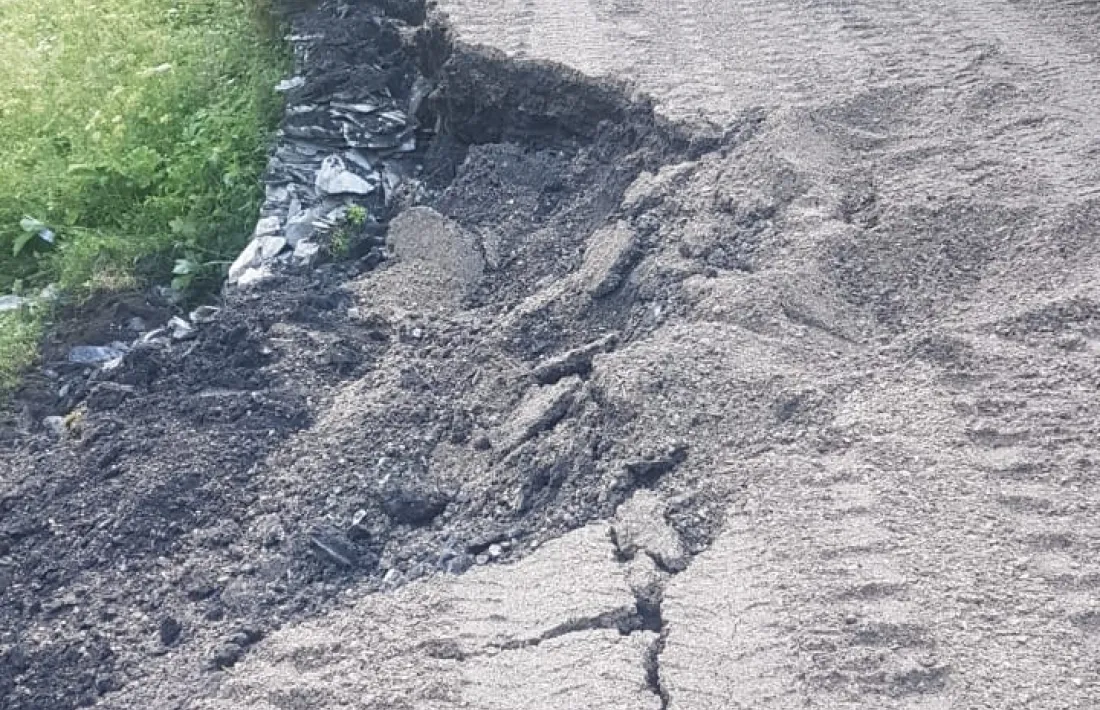 El mur que sosté el camí es va esfondrar pel pas del camió que feia els treballs.