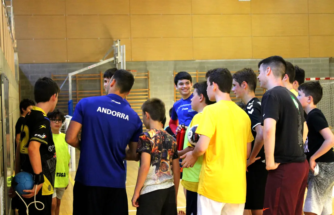 Primera edició del campus esportiu d'handbol.