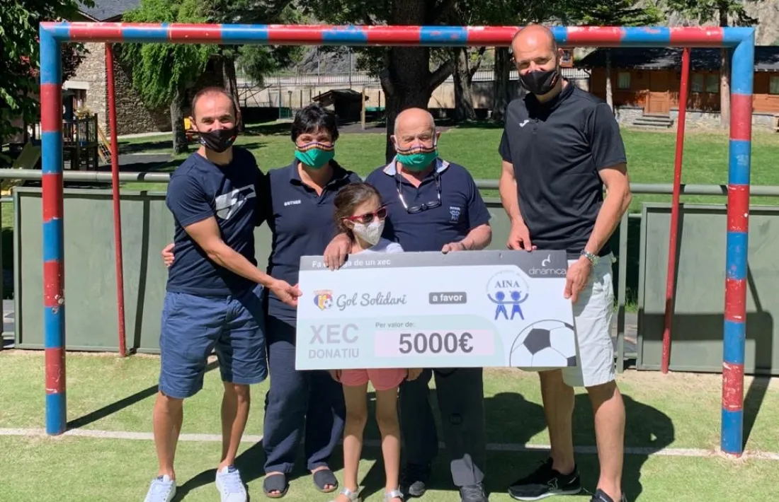 Juli Sánchez i Ilde Lima, de Gol Solidari, amb l'aportació per AINA.