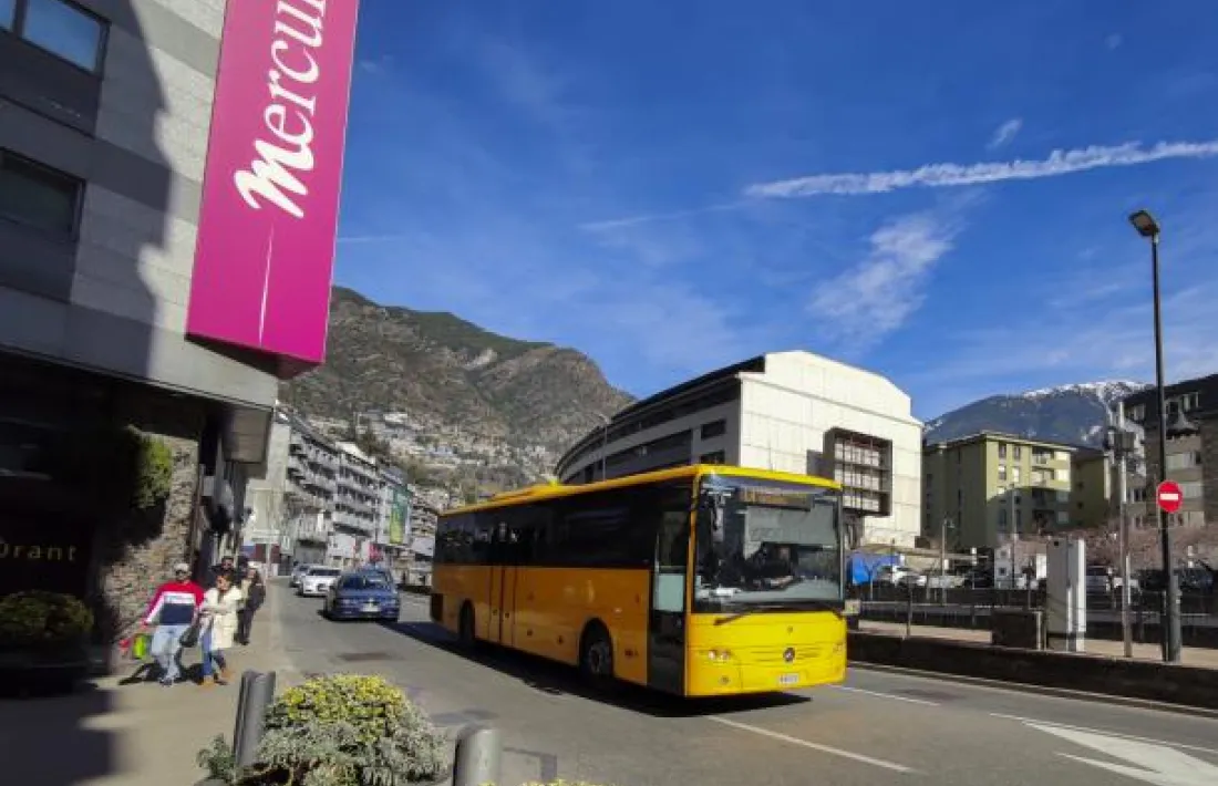  Un autobús de línia regular.