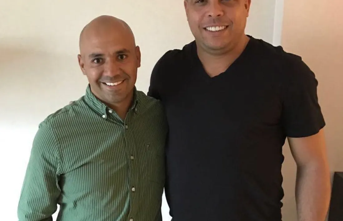  Henry Barón, de Galaxy FC International, amb l’actual president del Valladolid, l’exjugador Ronaldo.