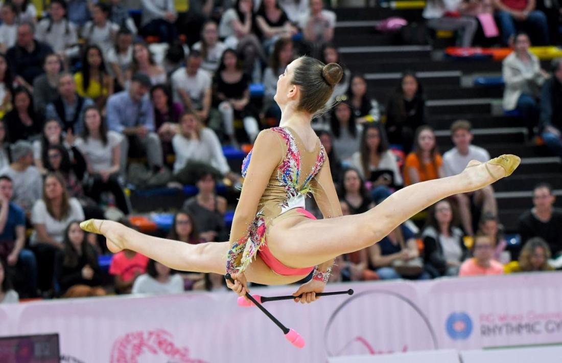 La gimnasta Carla Varas, en acció.