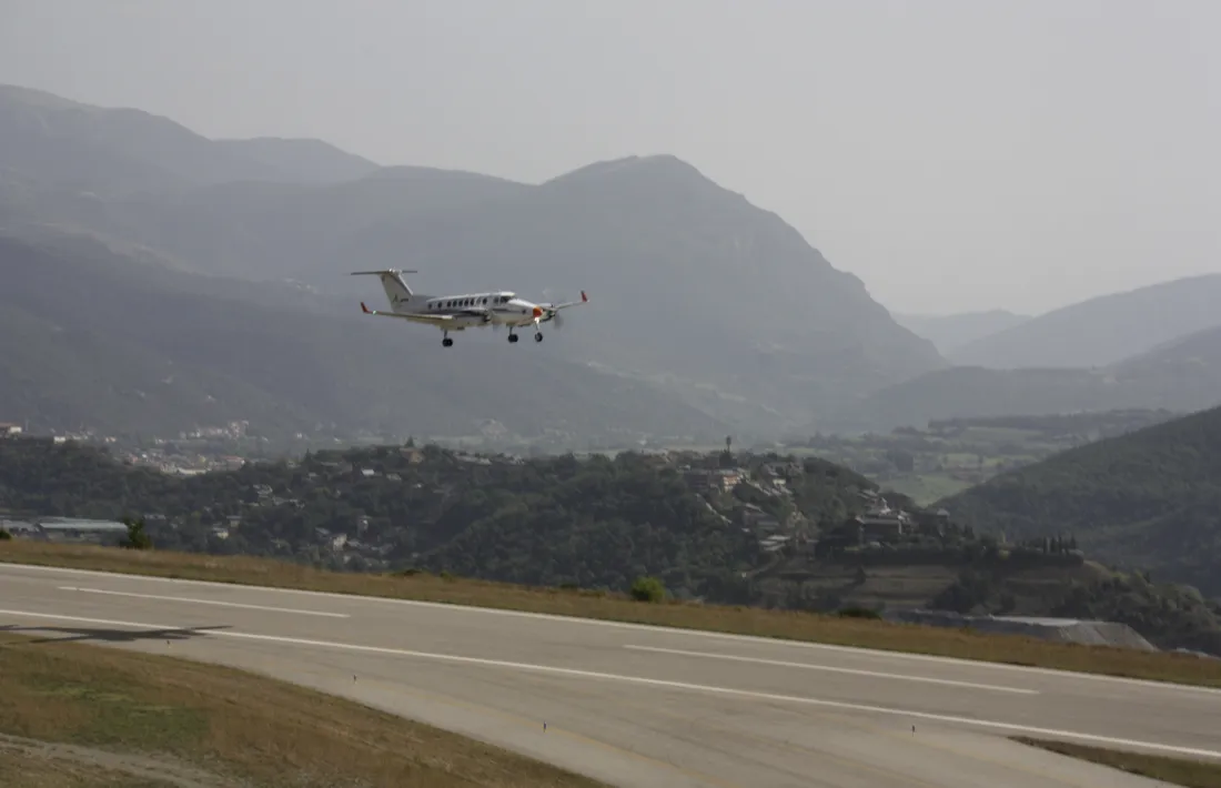 Un avió arribant a l’aeroport d’Andorra-la Seu d’Urgell.