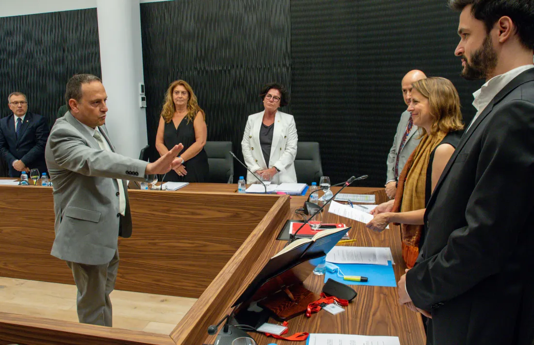 Un moment del consell de comú d’ahir en què va jurar el nou director de Circulació.