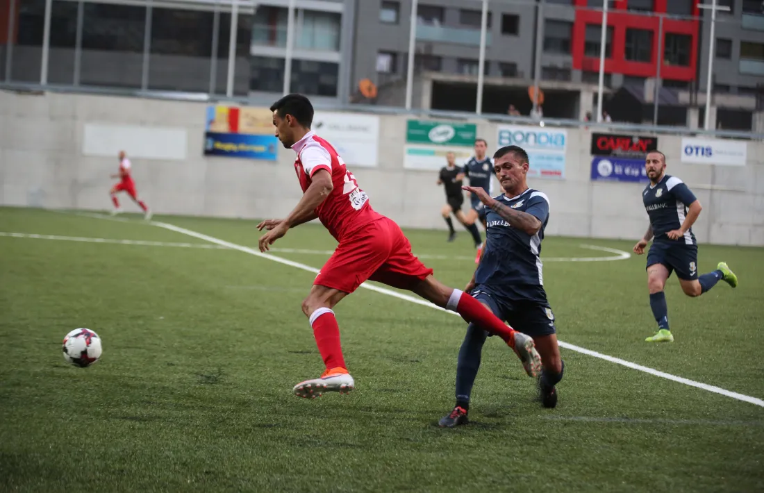 El davanter de la UE Engordany, Aarón Sánchez, rep una falta de Txus Rubio. Foto: F. Santana