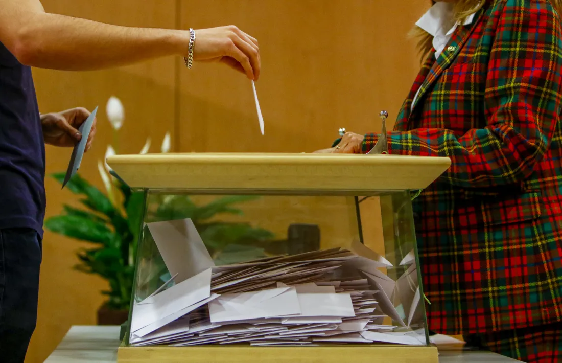 Una persona diposita el seu vot en les darreres eleccions generals.