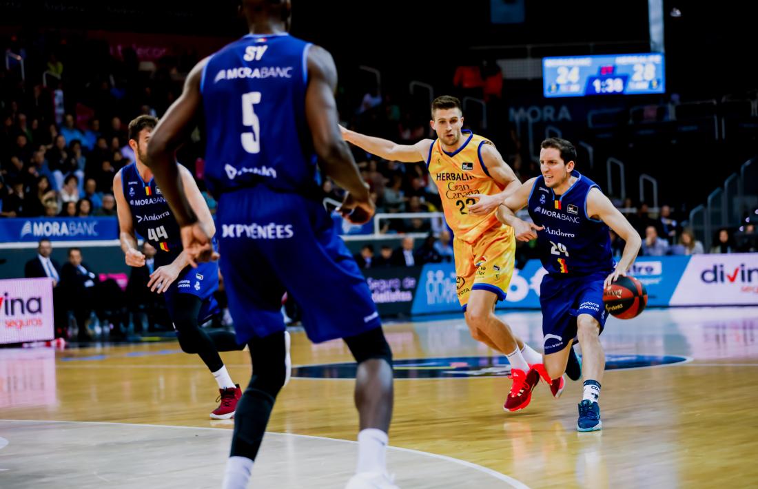 Guille Colom, defensat per Rabaseda.
