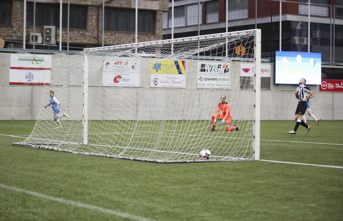  El davanter i màxim golejador de la lliga, Genís Soldevila, en el moment de marcar l’1 a 3 i superar el porter Jesús Coca.