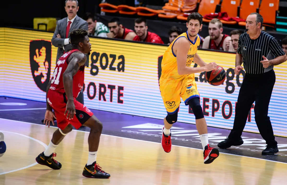 Oriol Paulí, amb l'Herbalife Gran Canària, defensat per Dylan Ennis.