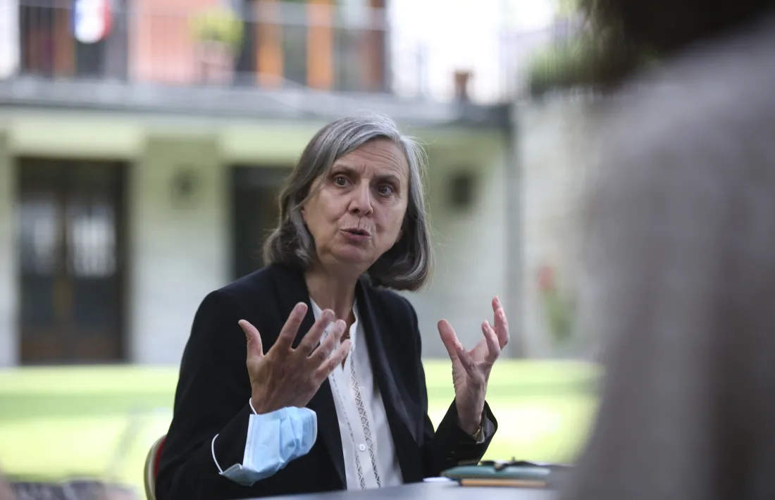 L’ambaixadora de França, Jocelyne Caballero, aquest dilluns als jardins de l’ambaixada on ha atès els mitjans.
