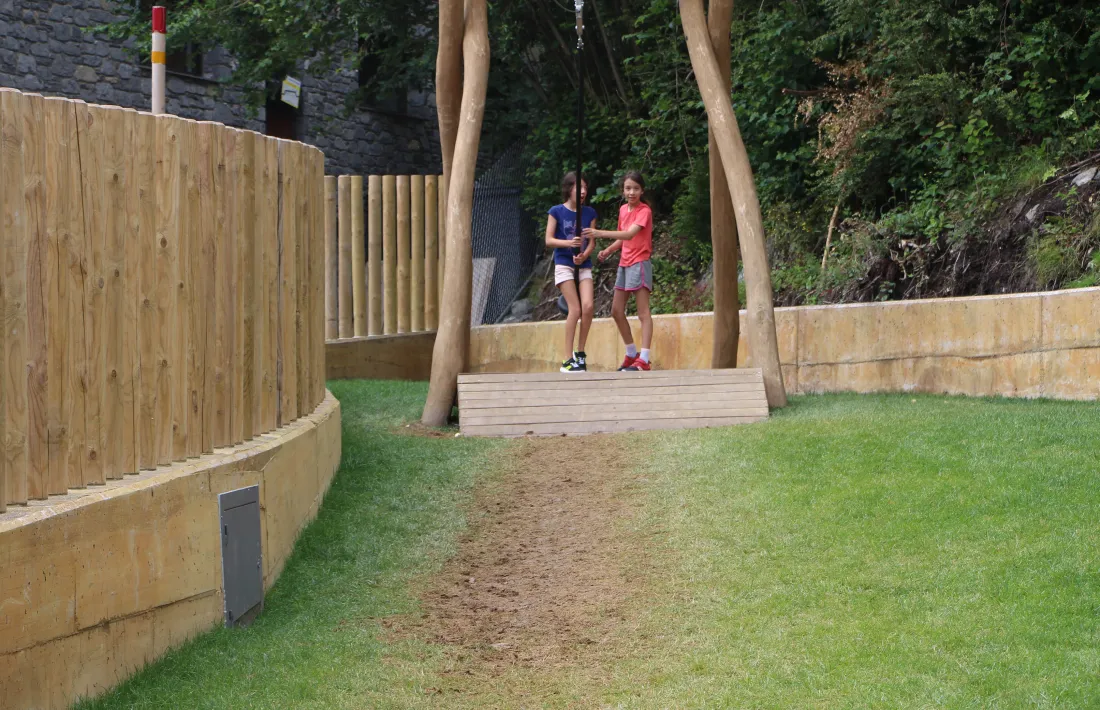 Dues nenes, a punt de provar la tirolina del parc, que va obrir l’1 de juliol.