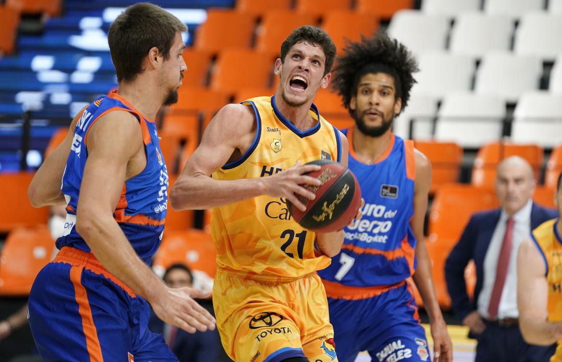 Oriol Paulí defensat per Marinkovic i també per Louis Labeyrie del València Basket.
