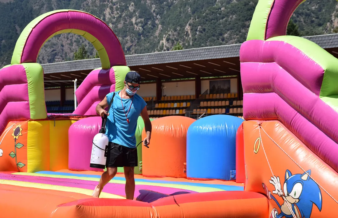 Tasques de desinfecció a l'aquaparc.