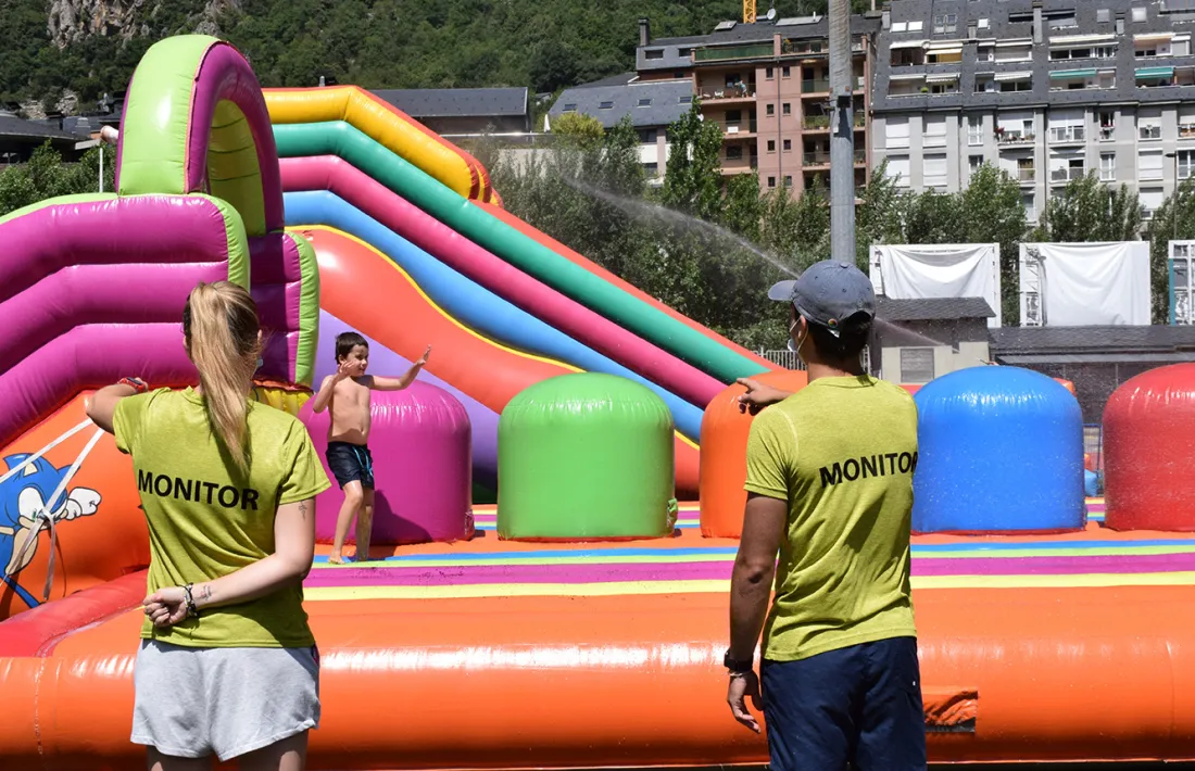 Dos monitors controlen l'aquaparc.