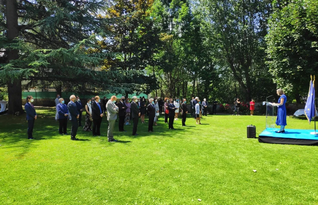 Un moment de la celebració al jardí de l'Ambaixada de França. 