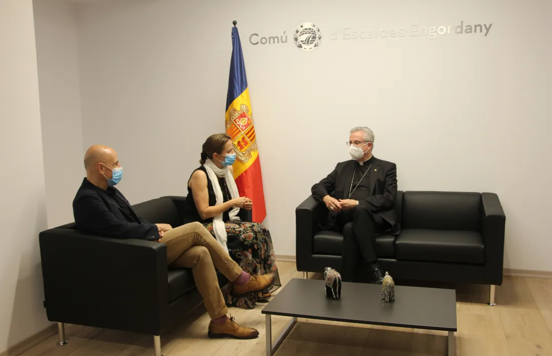 D'esquerra a dreta: Els cònsols d'Escaldes-Engordany, Joaquim Dolsa i Rosa Gili, juntament amb el copríncep episcopal durant la reunió d'aquest dimarts.