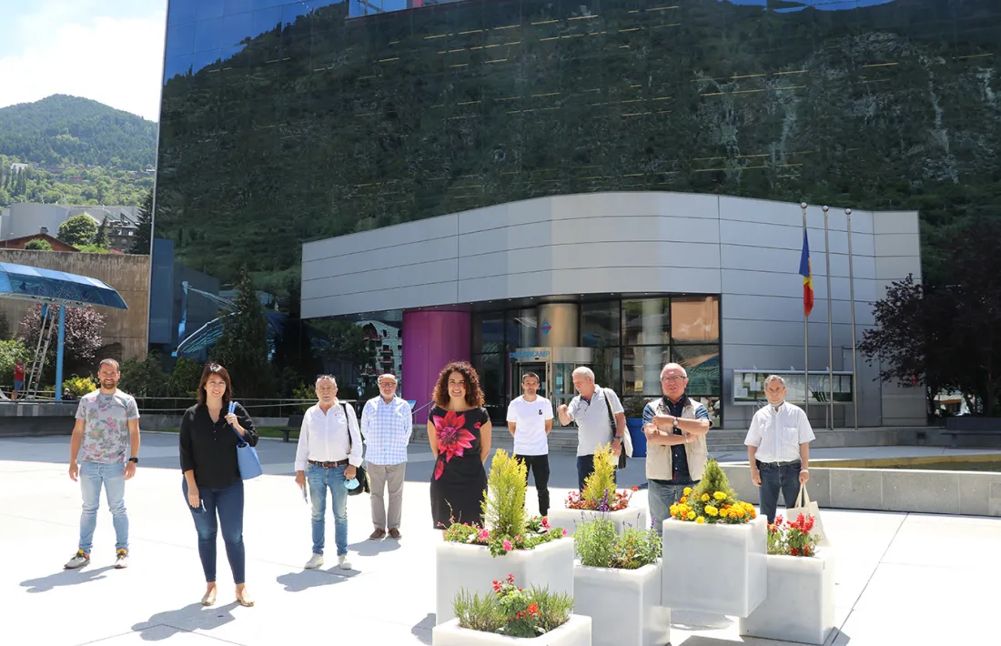 Les autoritats encampadanes amb el jurat de Viles Florides.
