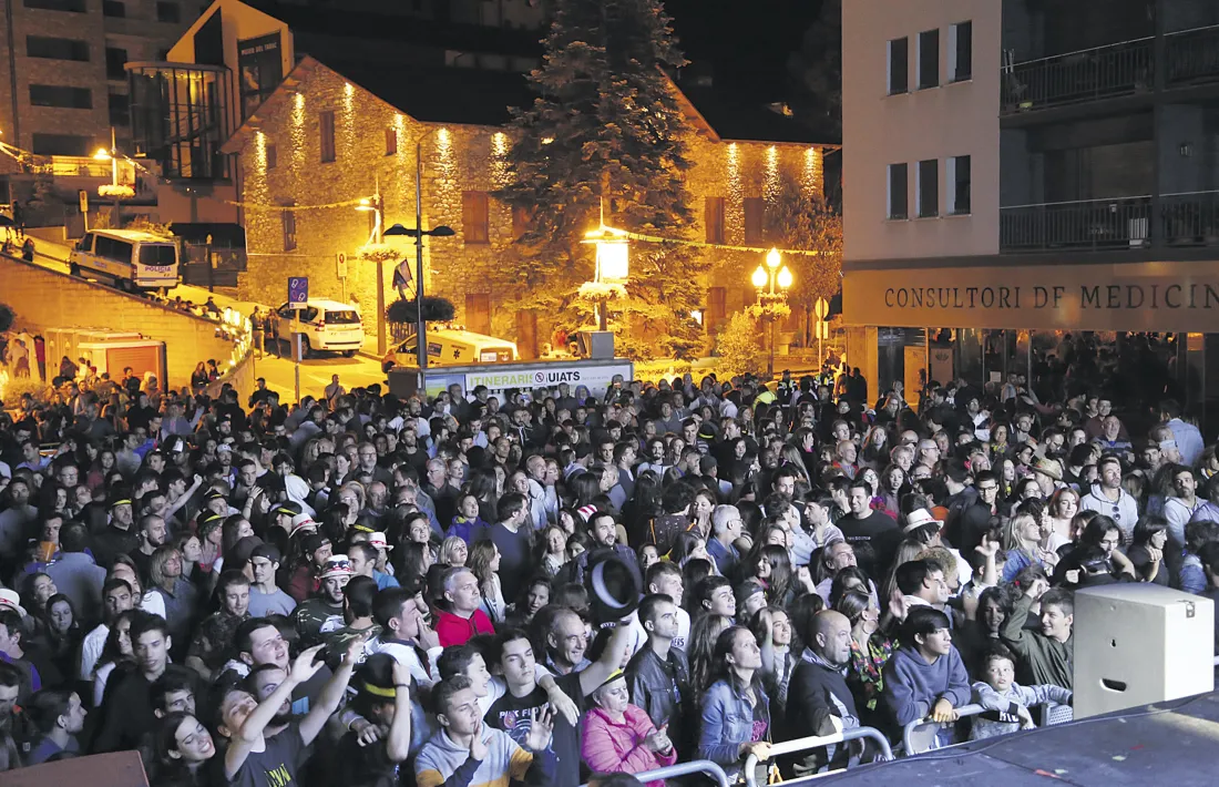 La plaça Germandat plena a vessar en un concert de festa major.
