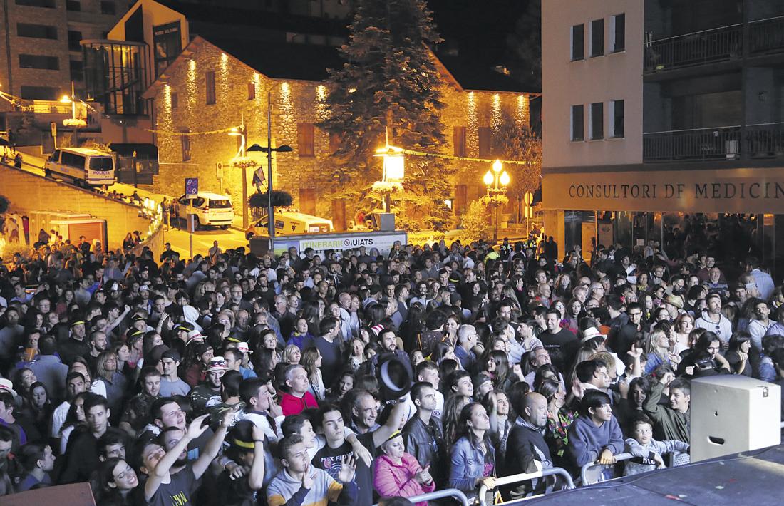 La plaça Germandat plena a vessar en un concert de festa major.