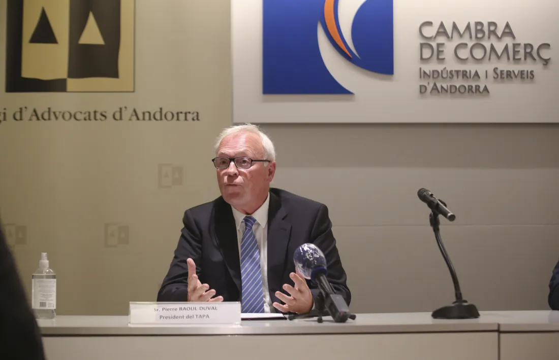 El president del Tribunal d’Arbitratge d’Andorra, Pierre Raoul-Duval, durant la roda de premsa, ahir a la tarda.