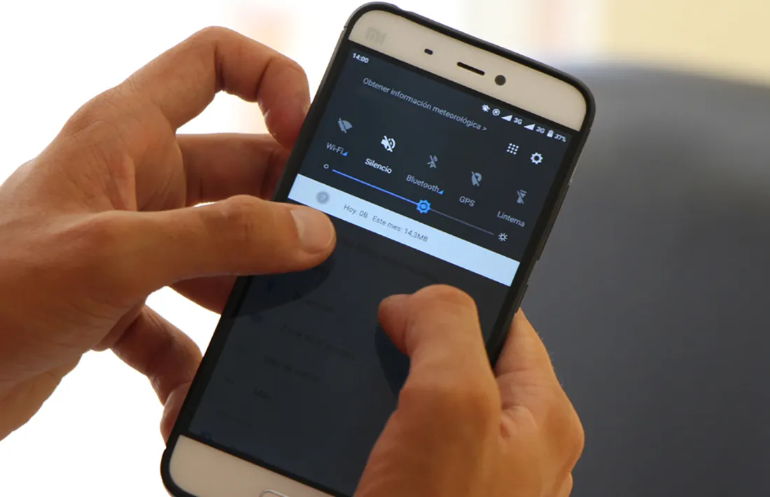 Un usuari connectant-se a internet des del mòbil.