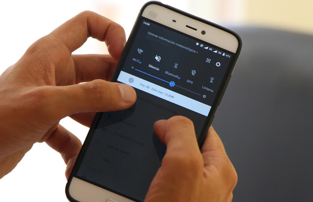 Un usuari connectant-se a internet des del mòbil.