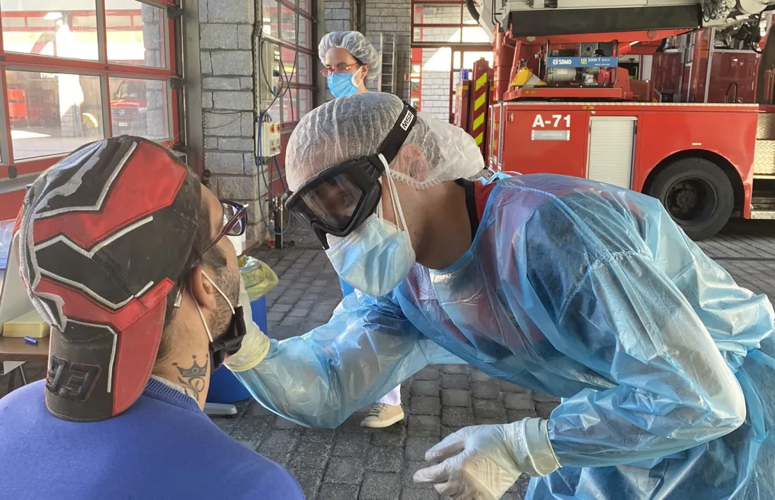 Un sanitari recull mostres d'un ciutadà per poder fer la prova.