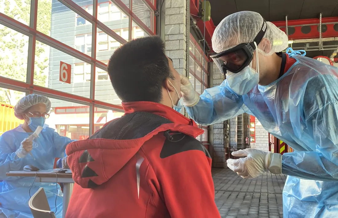 Un sanitari recull mostres d'un ciutadà per poder fer la prova.