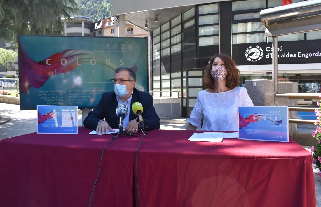  El conseller de Vida Cultural i Aparcaments, Valentí Closa, i la cap de Cultura, Anna Garcia, en la presentació de Colors d'Estiu 2020.